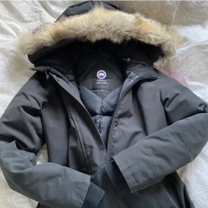 Victoria parka S - Canada goose i modellen Victoria parks. Storlek S men passar även xs. Med en fin päls. Säljs pågrund av för lite användning och tar bara plats. Som ny inga fel.  Fler bilder kan skickas i dm. 