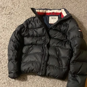 Tommy hilfiger jacka  - Tjena säljer nu min tomma hilfiger jacka sjävklart äkta kostar cirka 3000 kr ny. Väldigt fint skick använd några få gånger 