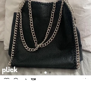 Rymlig bra väska - En väska från scorett, jätte bra Skick. Perfekt till skolan!  rymlig och bra (Lånade bilder)