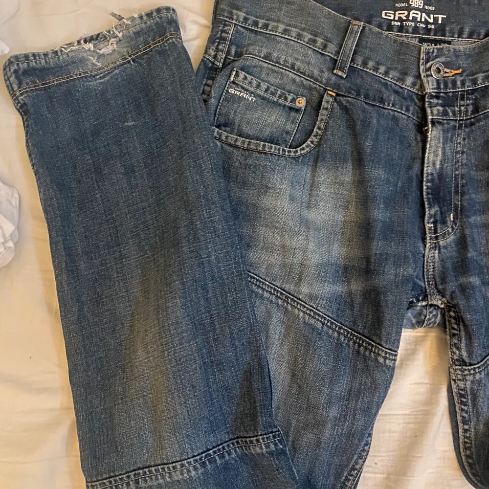 Raka Grant jeans storlek W:34 L:32. Fööör långa på mig som är 165😊. Jeans & Byxor.