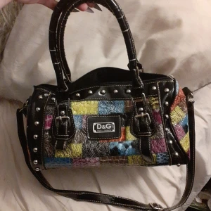 D&G medium sized handbag  - Köpt på secondhand för 4/5 år sen för 700kr, så vet inte om den kan va äkta. Har knappt använt den men den har en liten tråd lös på insidan av ena fickan fast det är inget som syns, det är ett stort fack och sen tre små inuti. Frakt ingår i priset.