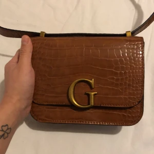 Guess brun handväska/crossbody - Bra skick