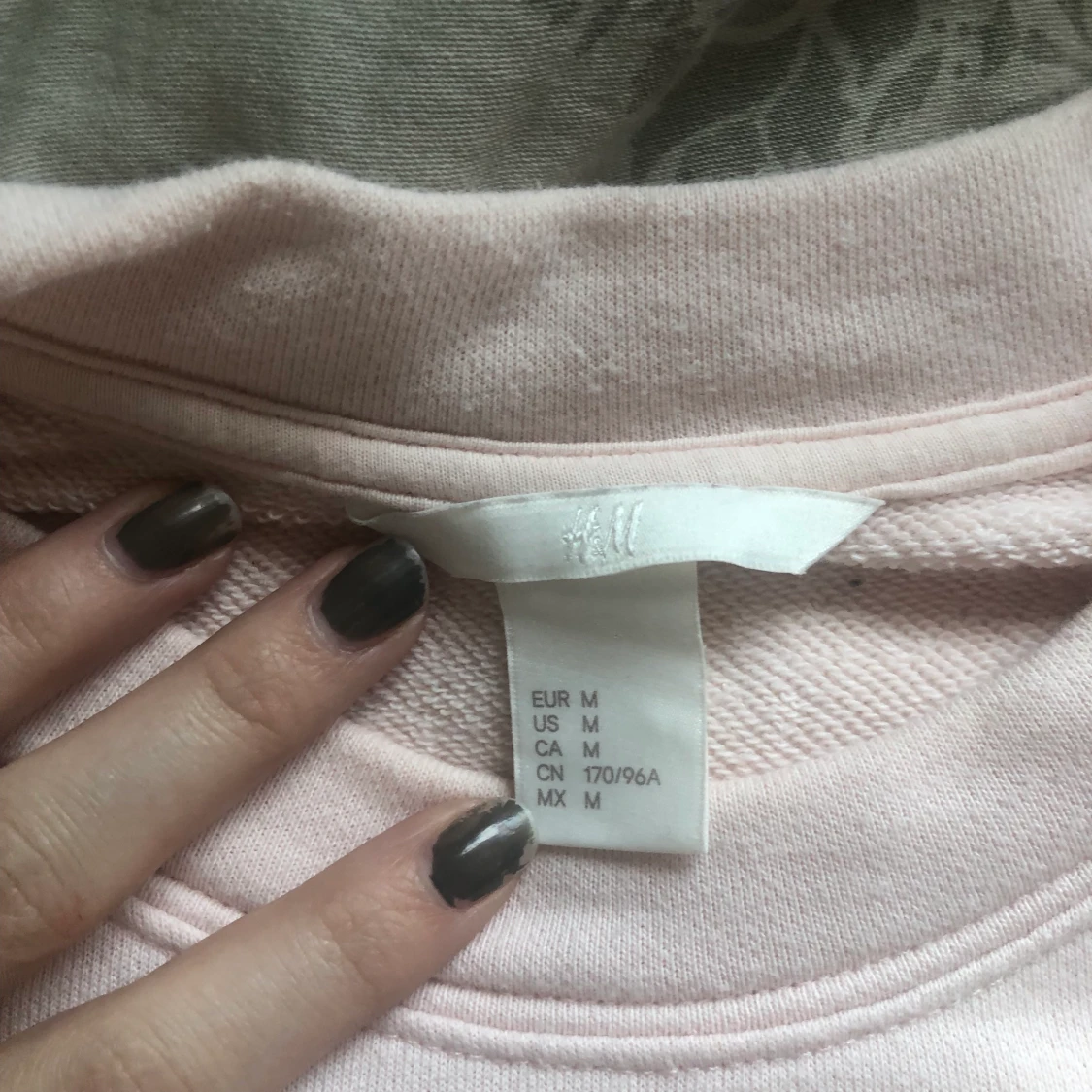 Rosa tjocktröja med blom-detaljer - 90