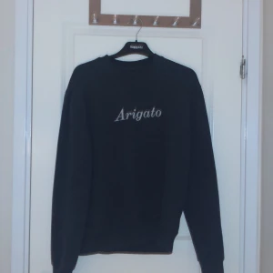 Arigato - Sweatshirt - Jävligt fet Arigato sweatshirt i storlek S eller M (passform). Perfekt skick, nästan inte kommit till användning då det inte riktigt är min stil.