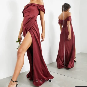 Bal klänninh - Lång sidenklänning super fin och passar perfekt till högtider. Köpt från ASOS för 1349kr och säljer pga den jag inte kommit till användning. 🌸