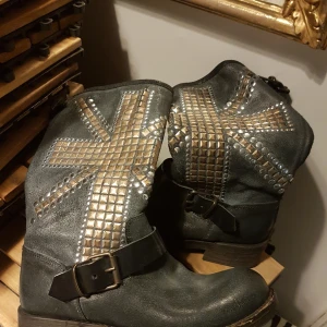 Skinnstövlar med nitar - Snygga skinn/läderstövlar med nitar & dragkedja. Använda endast 1 gång. Nypris 1300kr säljes nu för 700kr Färg: mörk gråblå stl.37