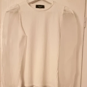 SisterS vit tröja - Vit tröja med genomskinliga ärmar med lite puffärm. Använd 1 gång.