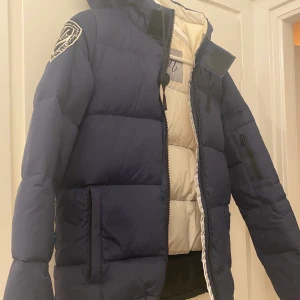 Dbrand Eskimå down jacket - Säljer en dbrand eskimå down jacket, inga skador. 