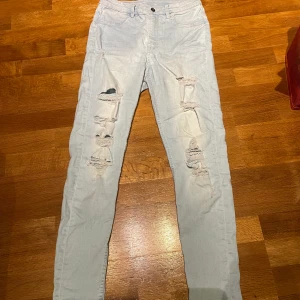 Högmidjade skinnyjeans - Super sköna stretchiga högmidjade skinnyjeans Hör av dig privat om du vill ha en bild när dom är på