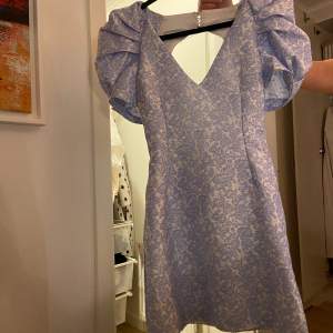 Jättefin blå/vit klänning i storlek 36 från bardot. Aldrig använd med lappen kvar,  köpt för 1300 kr