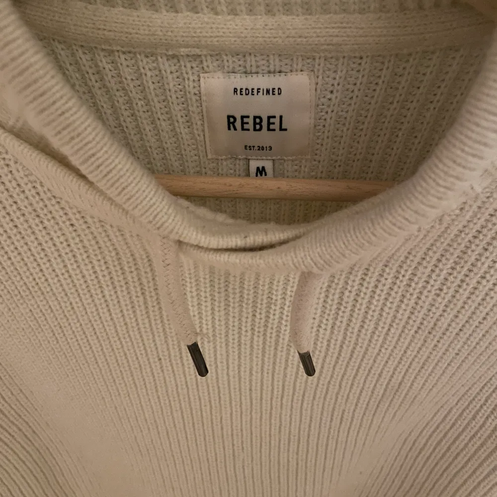 En vit stickad tröja som är från ”Redifined Rebel” tröjan är knappt använd och har därmed inga fläckar eller skador. Den är inköpt för 600 men säljer den för 300. Pris går även att diskutera . Tröjor & Koftor.