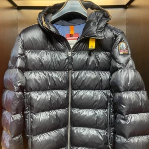 Parajumpers jacka - Riktigt snygg jacka i sjukt bra pris, den kostar 7500 ny och mitt pris ligger på 1799, storlek   Byten kan vara intressant 