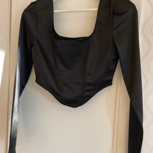 Topp  - Helt ny topp från H&M, bara testad. 