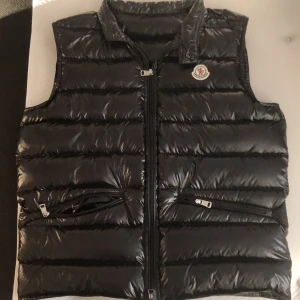 Moncler gui väst - Moncler gui väst, bra skick färg svart strl 2 (S/M) säljer på grund av det börjar bli kallare och istället vill köpa en vinterjacka säljs för 1950 men kan släppas billigare vid snabb snabb affär