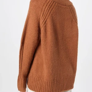 Tröja  - Helt ny, köparen står för frakt budgivning om flera intresserade 