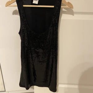 Linne - Fint linne från Vero Moda använd en gång. Väldigt fint med paljetter på. 