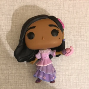 Disney funko pop - Isabela funko pop från encanto, har inga defekter/är i nyskick. Sen jag köpte den har jag glömt vad jag köpte den för, skulle säga runt 150kr. Jag är inte riktigt säker på vad frakten blir, skriv till mig så kollar jag på det! TRYCK INTE PÅ KÖP NU! :)