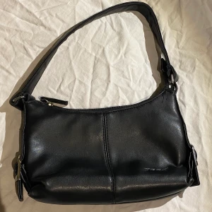 Handväska  - Söt handväska med silverdetaljer. Äkta läder! Köpt vintage men har aldrig kommit till användning. Kan finnas små defekter men inget jättesynligt. Frakten ligger på 39kr med köp direkt ❣️