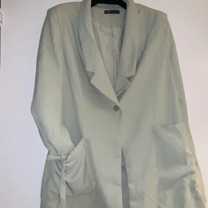 Overzise kavaj  - Mintgrön oanvänd oversized kavaj med axelvaddar