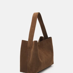 SÖKER - Hej! Söker denna väska från Arket i mocka. Hör gärna av er om ni säljer. 🥰🫶