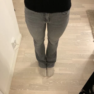 ONLY jeans  - Jätte fina gråa only jeans.  Middle Waist. I bra skick, förutom lite slitna vid slutet av jeansen.  Köpte för 450kr från zalando.  Varför jag säljer dessa är efter som de är lite för små men dem är i så bra skick att det var värt att sälja.  