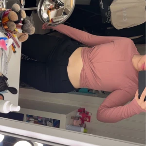 Rosa topp, stl S - Denna fina rosa topp säljs på grund av att jag aldrig använt den, den är i nyskick. Denna är från HM i storleken S. Pris kan diskuteras!