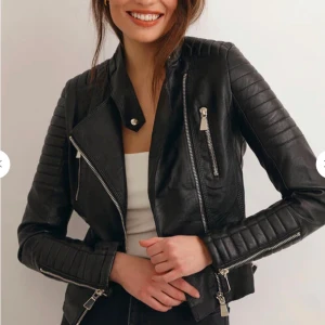 Chiquelle Skinnjacka  - Fin skinnjacka från Chiquelle storlek S/M  fungerar för både S och M. Kostade 800 kr.  