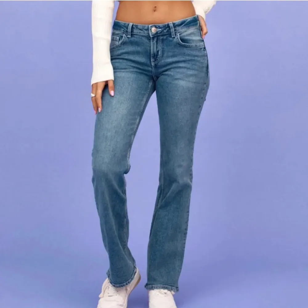 Blåa lågmidjade jeans från h&m, helt slutsålda. Inga tecken på användning, storlek 38 och passar någon som är ca 170 eller kortare💗Skriv för fler egna bilder. Jeans & Byxor.