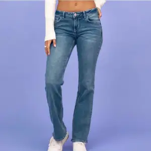 Blåa lågmidjade jeans från h&m, helt slutsålda. Inga tecken på användning, storlek 38 och passar någon som är ca 170 eller kortare💗Skriv för fler egna bilder