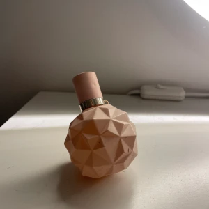 Ariana grande parfym  - En parfym från ariana grande i doften ”sweet like candy” söt doft som passar många men inte just mig💕 nästan helt full