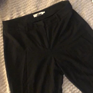 Kostymbyxor  - Säljer ett par svarta kostymbyxor från joy🤍 kostymbyxorna är lite lik lågmidjade byxor 🤍 och dom är i storlek 40🤍