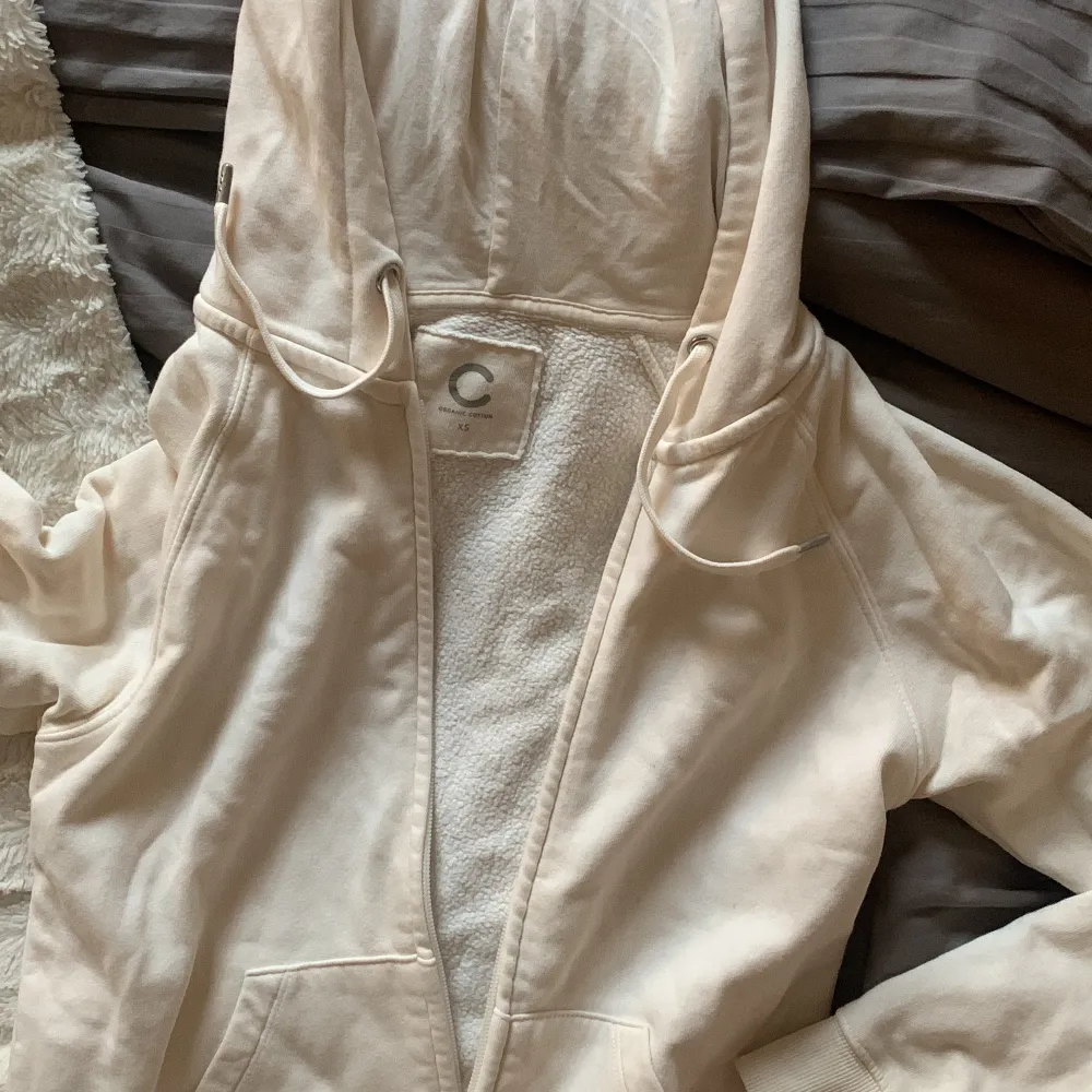 Lånad första bild! Säljer en vit zip hoodie ifrån Cubus gamla kollektion. . Neuletakit & Villapaidat.