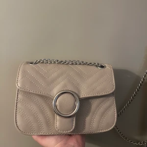 Beige väska  - Fin väska, bara legat i gaderoben det senaste där av säljer jag den. I ny skick 