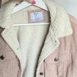 Manchesterjacka 💗 - Rosa manchesterjacka, fodrad inuti så funkar bra till höst/vinter! Jättebra skick.