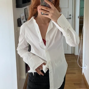 Vit skjorta  - Vit skjorta i storlek XS från h&m. Nyskick!  Jag är 161 cm lång!