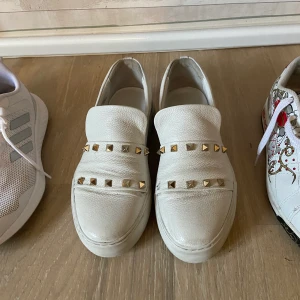 Billi Bi skor! - Köpta för över 2000kr precis innan sommaren! Dom är i använt skick! En nit har lossnat och de är lite skitiga (kan försöka tvätta av dom om du skulle vilja!). Säljer för 400 + 99kr frakt 💕