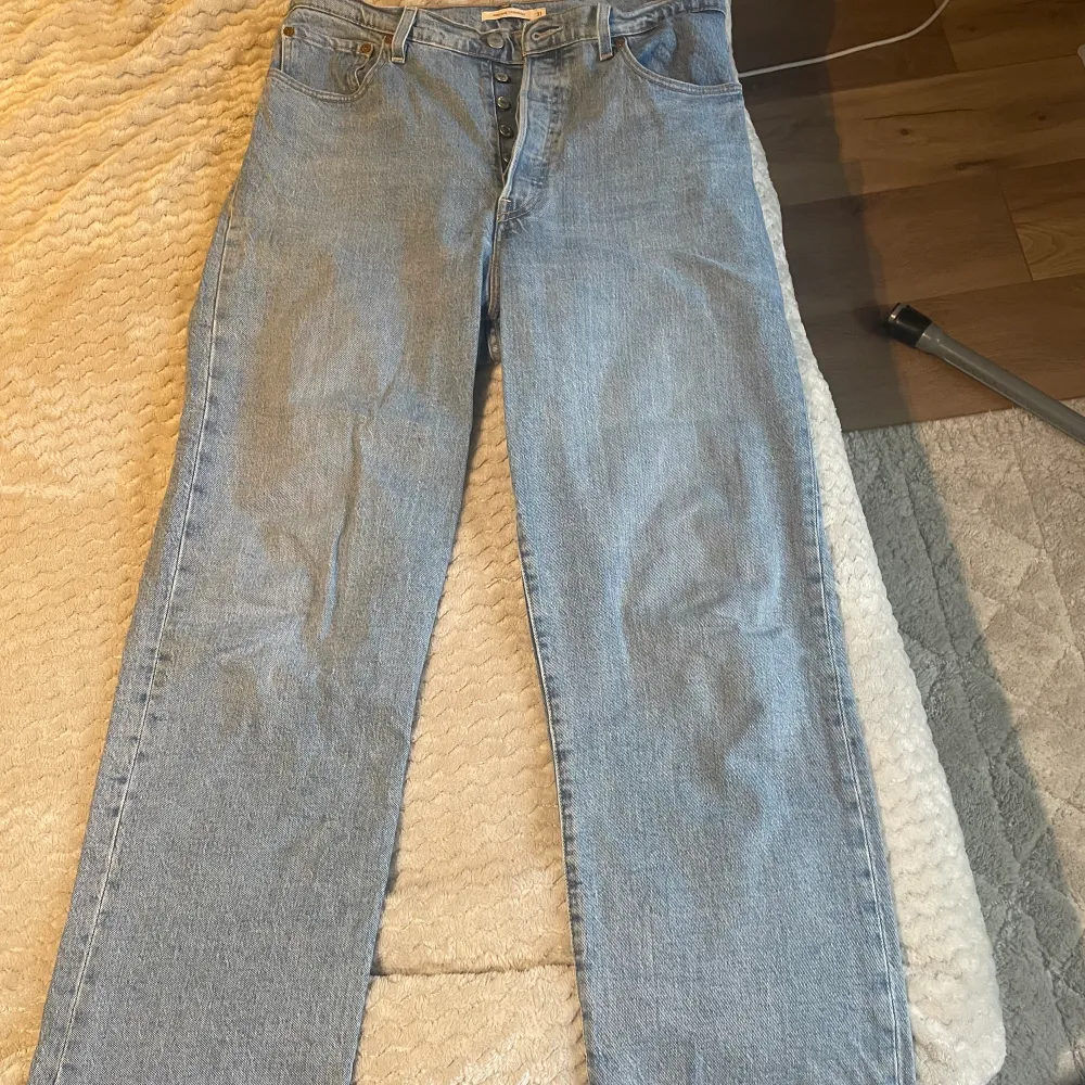 Säljer mina gamla levis ribcage straight då de inte passar längre. Använda väl och inte slitna någon stans!💗💗 Köparen står för frakt . Jeans & Byxor.