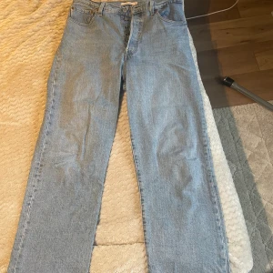 Levis ribcage straight 31 - Säljer mina gamla levis ribcage straight då de inte passar längre. Använda väl och inte slitna någon stans!💗💗 Köparen står för frakt 
