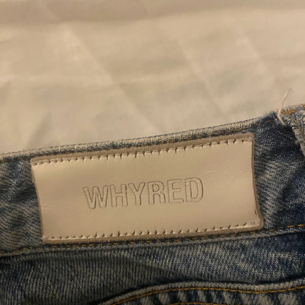 Whyred jeans, ljusa en storlek 36. Nya typ 1200 men säljer för 200❤️ plus frakt som är 29, dem går ut lite där nere. Skit snygga! Är 165 cm❤️. Jeans & Byxor.