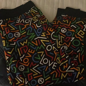 Love MOSHINO Byxor - Mjukis byxor i love moshino tryck  Matchande tröja finns 