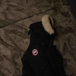 Canada goose bomberjacka  - Säljer Min äkta canada goose jacka då den har blivit för liten för mig. Pris kan diskuteras vid snabb affär!