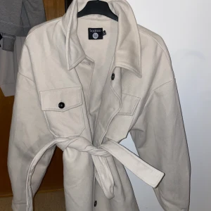 Jacka - Säljer min kappa från Bohoo. Helt ny aldrig använd. Jätte skön men köpte i fel färg. 