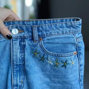 Jeans med självgjord brodering. Inga defekter med har blivit för små. Meddela för mått, frågor osv😊 fraktpris kan diskuteras!