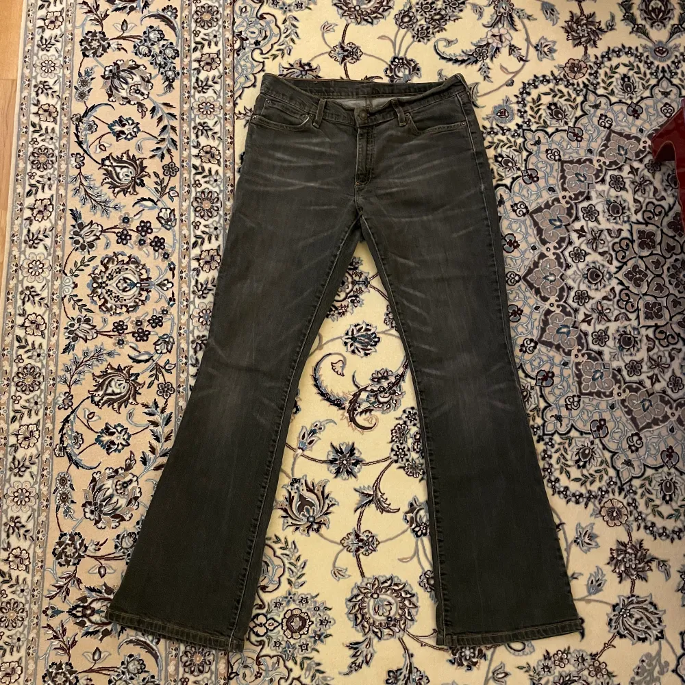 Ett par vintage Levis bootcut denim i otroligt bra skick, inga defekter eller slitningar. . Jeans & Byxor.