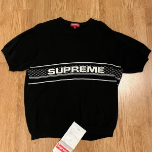  Supreme Chest Logo S/S Knit Top - Denna Supreme tröjan är i nyskick. Köpte den i Supreme store i London 2018 för cirka 1230 kronor. Den kommer med kvitto, tags, Supreme sticker och all orginalförpackning. Storleken är L men den sitter mer som en M. Bud från 600: