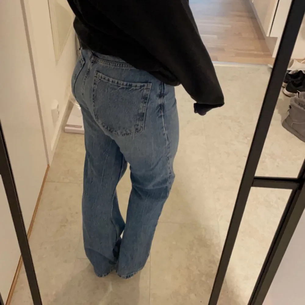 Säljer dessa jeans från Bershka i storlek 36 och sitter som en S. De är använda en del men inga defekter. Högmidjade och bra längd till mig som är 164, lägger sig på skon 💗 Köparen står för frakt. Jeans & Byxor.