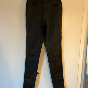 Svarta skinnbyxor - Svarta skinnbyxor, lite slitna på ena bakfickan men inget som syns tydligt, sparsamt använda frakt tillkommer 