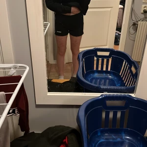 Adidas shorts - Köpte för 2 år sen. Fint skick använt 1 gång tror jag. Skriv vid frågor och intresse♥️