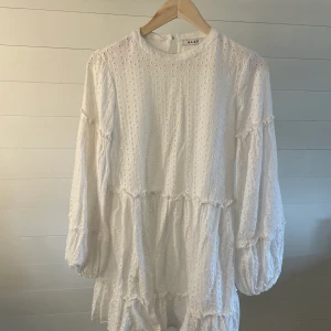 ❤️‍🔥Klänning från NA-KD❤️‍🔥 - En jättefin klänning från nakd i stl 34!! Använd endast ett fåtal gånger, som ny. Perfekt till student eller som en fin midsommarklänning🌼🌸🌺