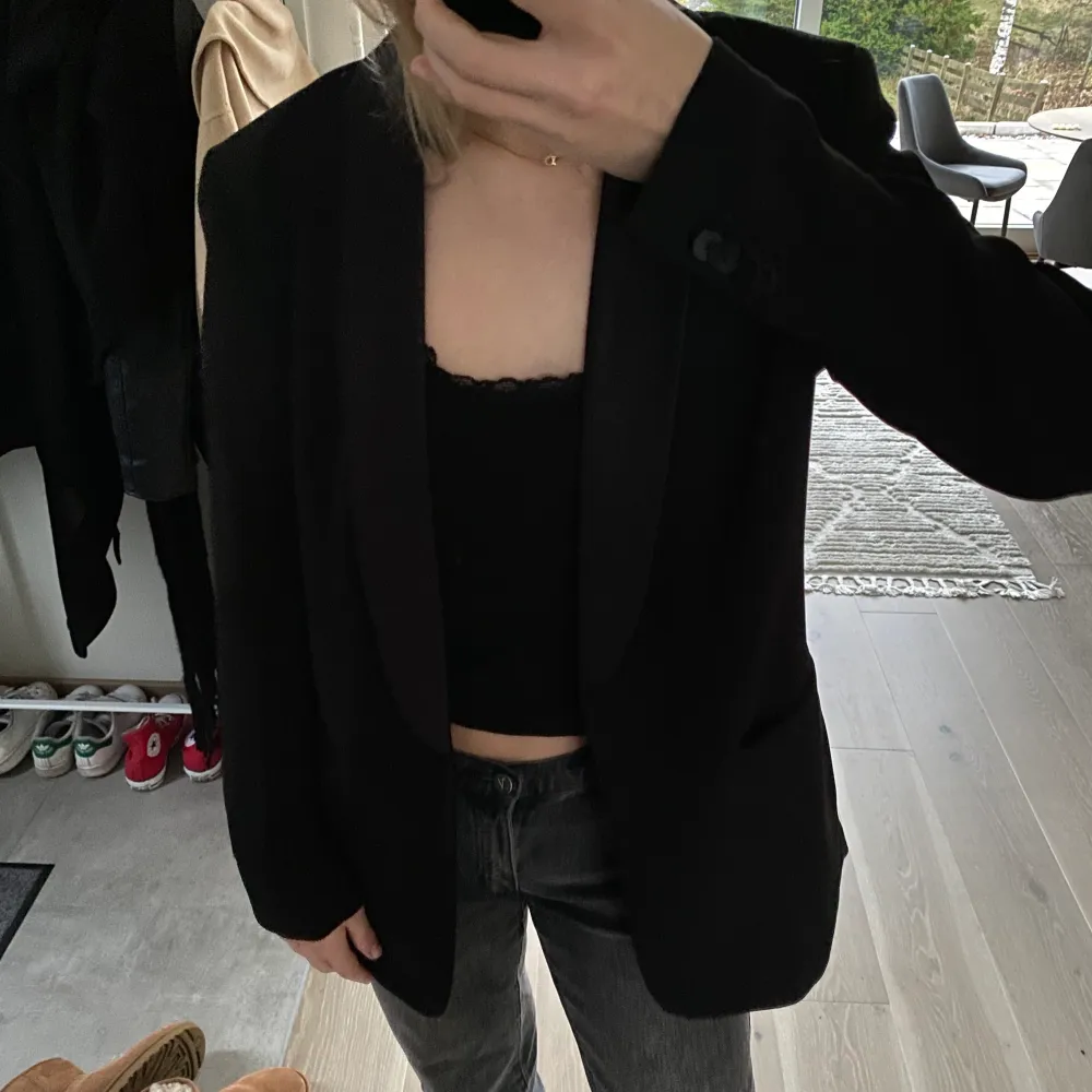 Fin Blazer från HM i bra skick!! Endast använd ett fåtal gånger. Ganska tunn och sval och har fickor✨ Köpt för 998kr✨Priset är exklusive frakt✨ Skriv om ni har frågor eller för fler bilder🥰 (klicka ej på köp direkt!). Kostymer.